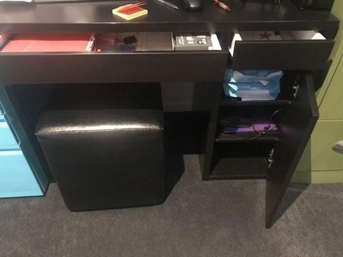 Wanted: Studying desk very good condition