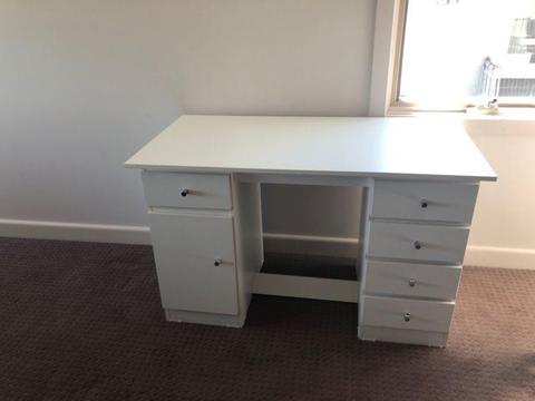 Wanted: White desk