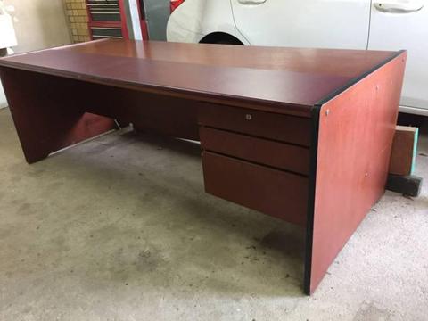 corporate desk 3 drawers in good condition