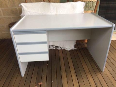 Desk with 3 drawers, very good condition