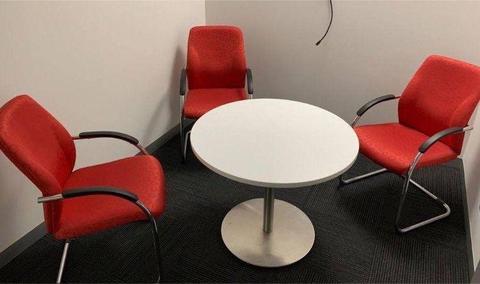 Round table x3 chairs (can delivery)