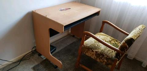 Computer desk with pull out keyboard tray
