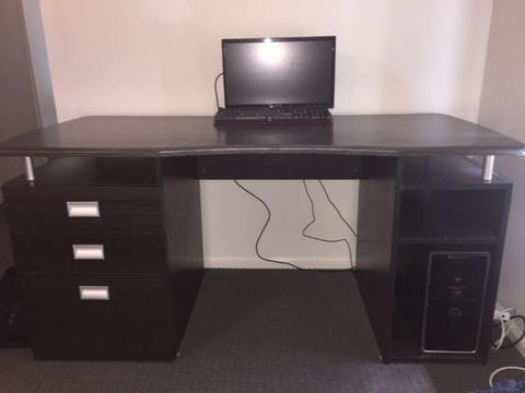 Computer desk in good condition