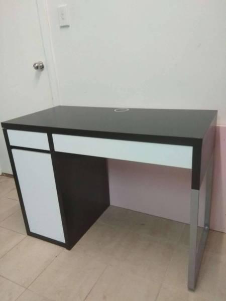Nice IKEA Study Desk in Good Condition