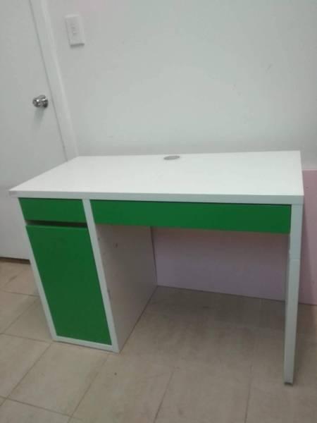 Excellent IKEA Study Desk in Good Condition
