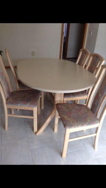 Extending table and 6 chairs