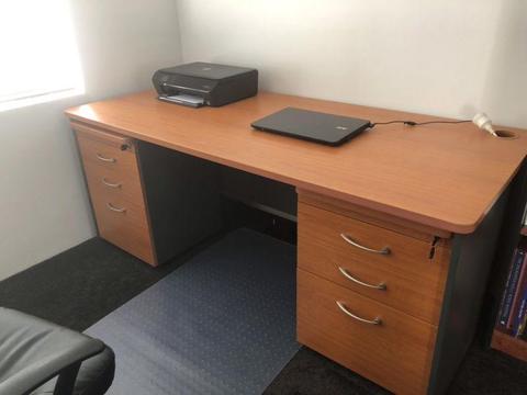 Desk with freestanding drawers