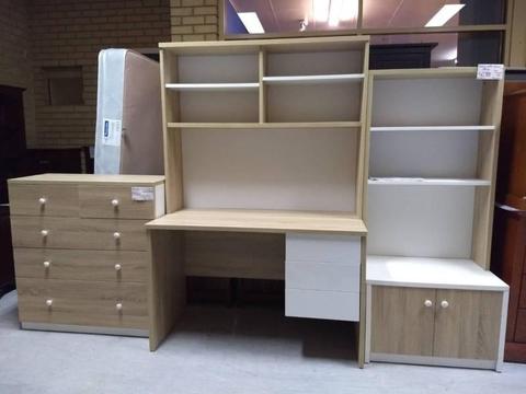 Brand new 3 drawers desk with hutch (flat packed )
