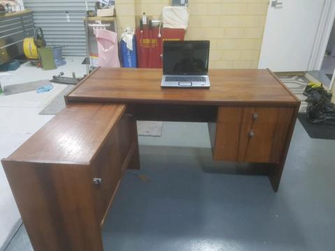 Desk with seperate return unit