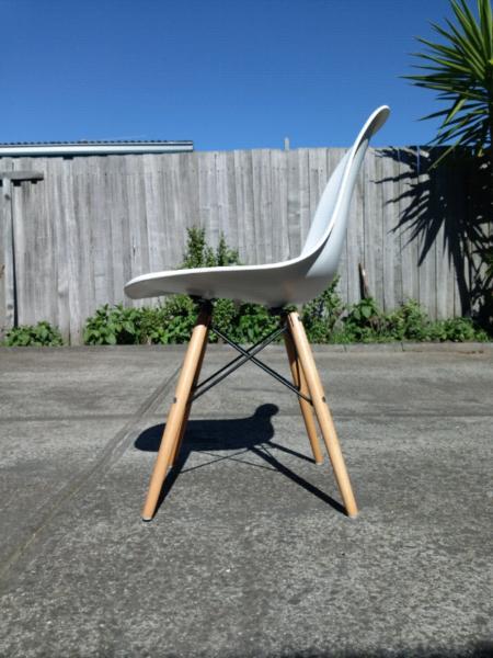 Matt Blatt Eames Dining Chair (White)