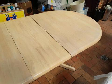 Dining table EXTENDABLE (6 Seater)$60)