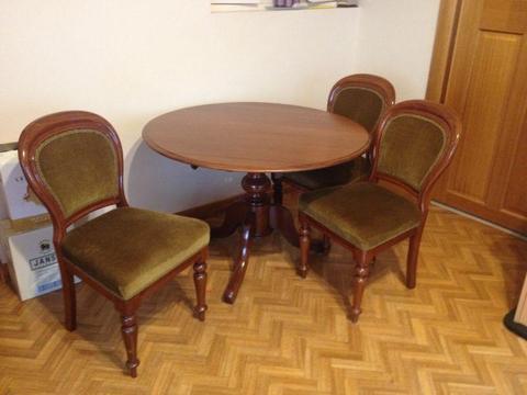 Cedar Round Table with 3 Chairs