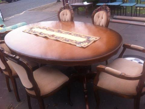 Antique style dinning table & 6 chairs