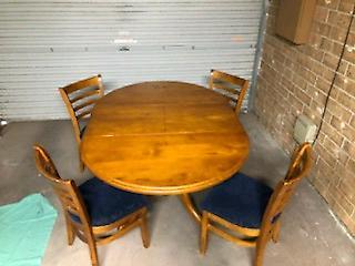 Table and chairs (extendable) price drop