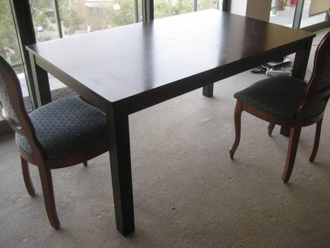 Dining table in solid wood