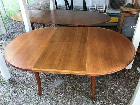 Parker round extension table