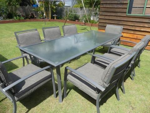 Out door dinning table and chairs in great condition