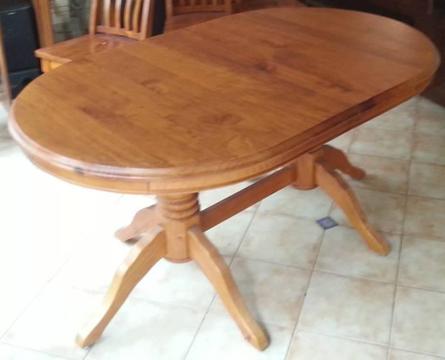 Extendable family dining table