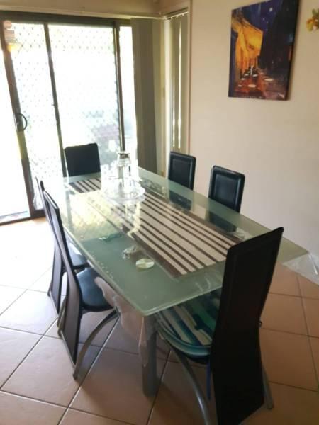 GLASS DINING TABLE - family of 6! IN GREAT CONDITION
