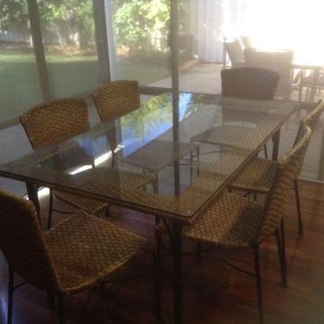 Dining table with 6 chairs in very good condition