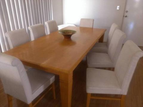Dining Room Table & 8 chairs in great condition