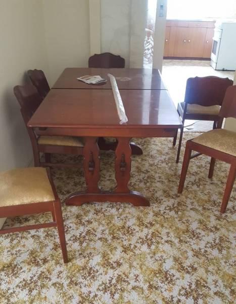 Traditional Dining Table and Chairs - In Fantastic Condition