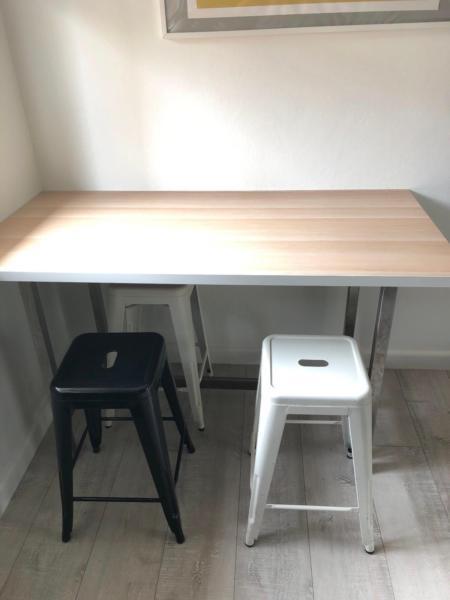 Dining/Bar table with 4 stools in good condition