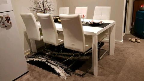 Stunning dining table 7 pieces