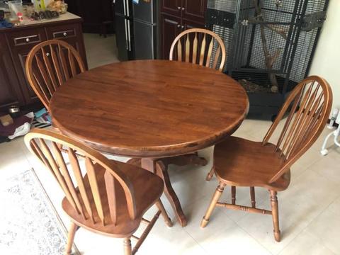Solid Hardwood Kitchen Table (w/ 4 chairs)