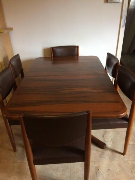 Extendable Solid Wooden Dining Table and 6 Chairs