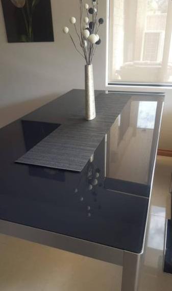 Black glass dining table in good condition