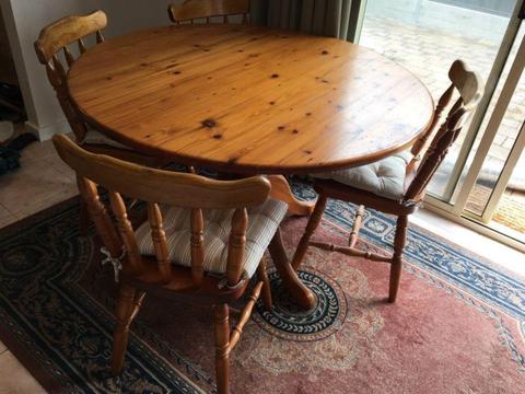 Pine colonial table setting with 4 chairs