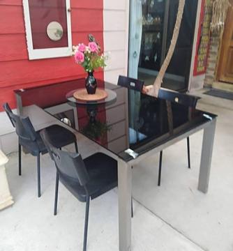 Modern Table with glass top with 6 chairs