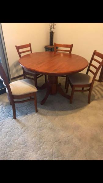 A 6 seater extentable dining suite. As new condition
