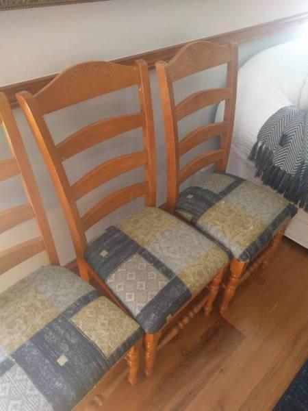 table and 5 chairs good condition