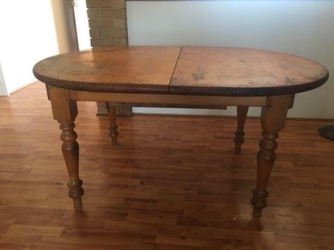Pine extendable dining table - Free