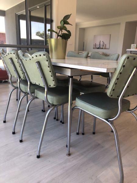 Retro table and 6 seats - good cond