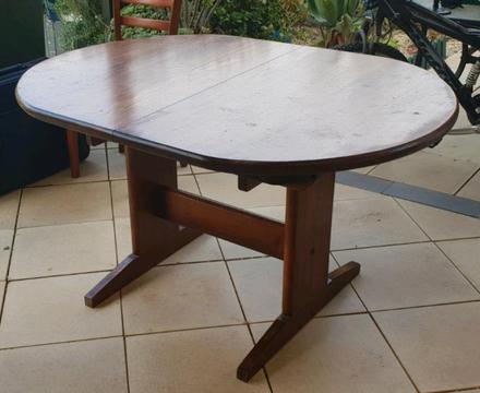 Expandable Oval table with 6 chairs