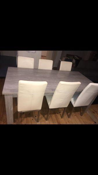 Table and 6x white chairs
