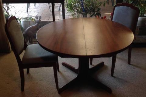 Extendable dining table and eight chairs