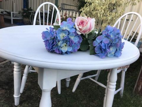 Beautiful big white round solid wood table & 2 matching chairs