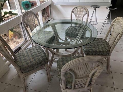 Dining table, round with 5 chairs good condition
