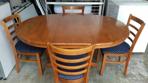 BEAUTIFUL SOLID DINING TABLE & 4 CHAIRS (GRAB A BARGAIN!)