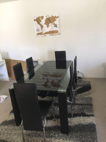 Dining table v 6 chairs
