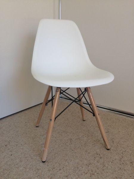 Replica Eames dining chair
