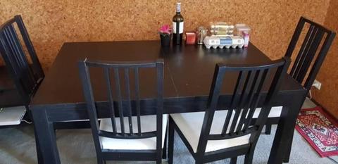 Great condition dinning table with 4 chairs