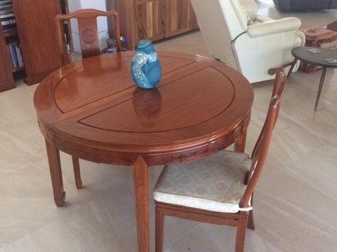 Beautiful expanding Dinning table