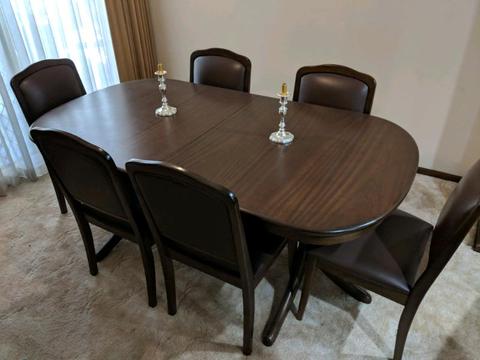 Dining extendable table with 6 leather chairs