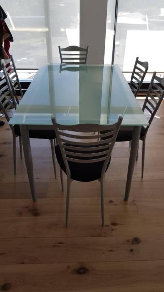 Dining table & 6 chairs-like new