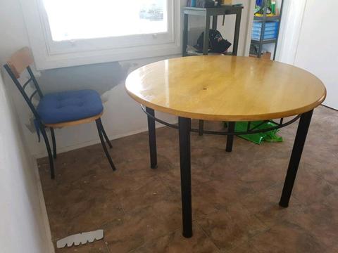 table plus 4 chairs
